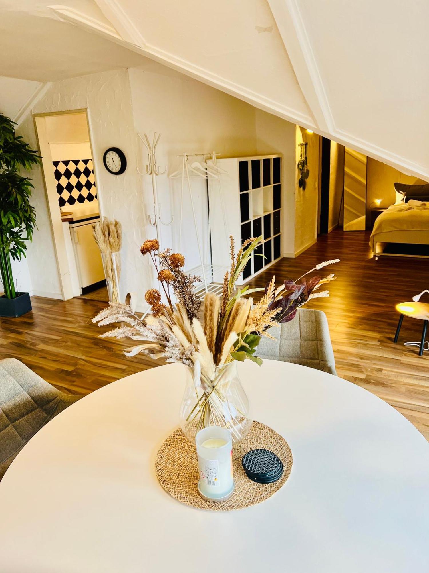 Grosse Dachgeschosswohnung Mit Kueche Und Badezimmer An Der Uniklinik Homburg Homburg  Bagian luar foto