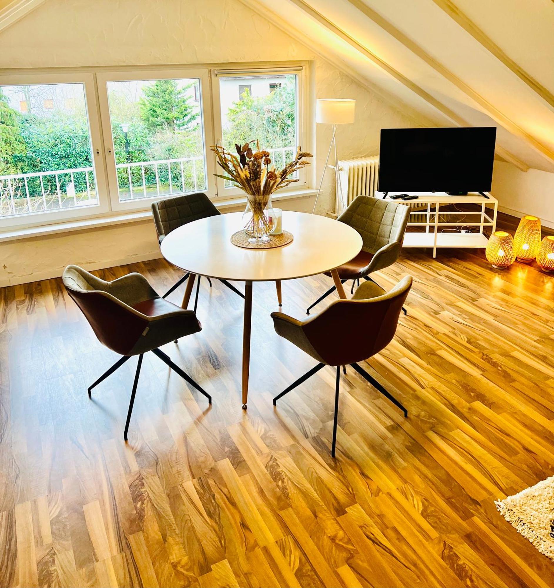 Grosse Dachgeschosswohnung Mit Kueche Und Badezimmer An Der Uniklinik Homburg Homburg  Bagian luar foto