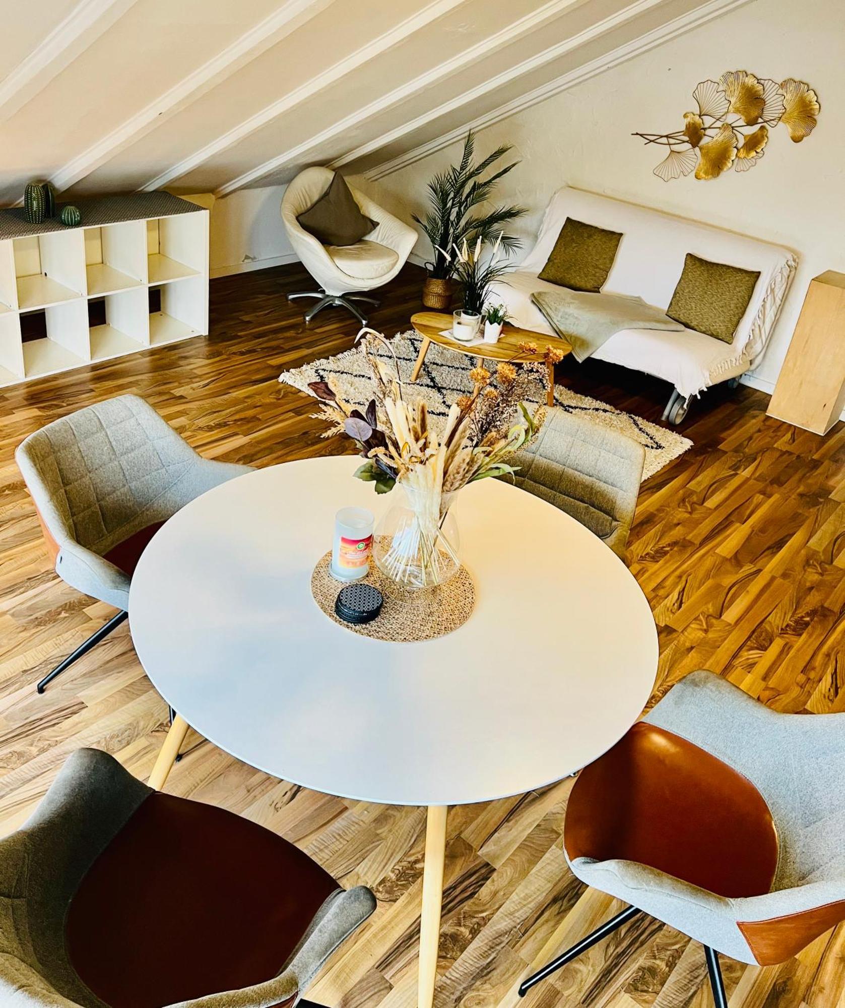 Grosse Dachgeschosswohnung Mit Kueche Und Badezimmer An Der Uniklinik Homburg Homburg  Bagian luar foto