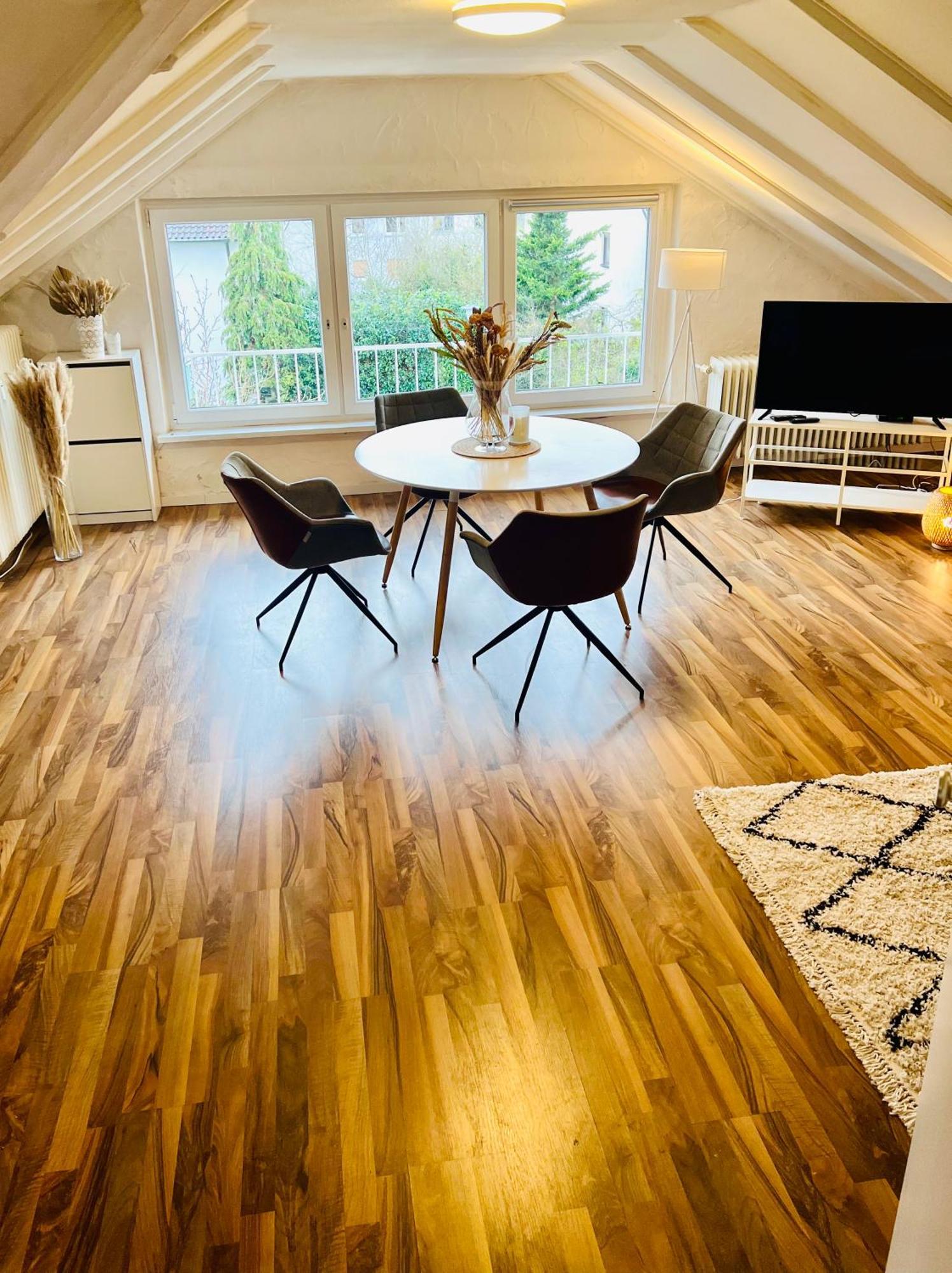 Grosse Dachgeschosswohnung Mit Kueche Und Badezimmer An Der Uniklinik Homburg Homburg  Bagian luar foto