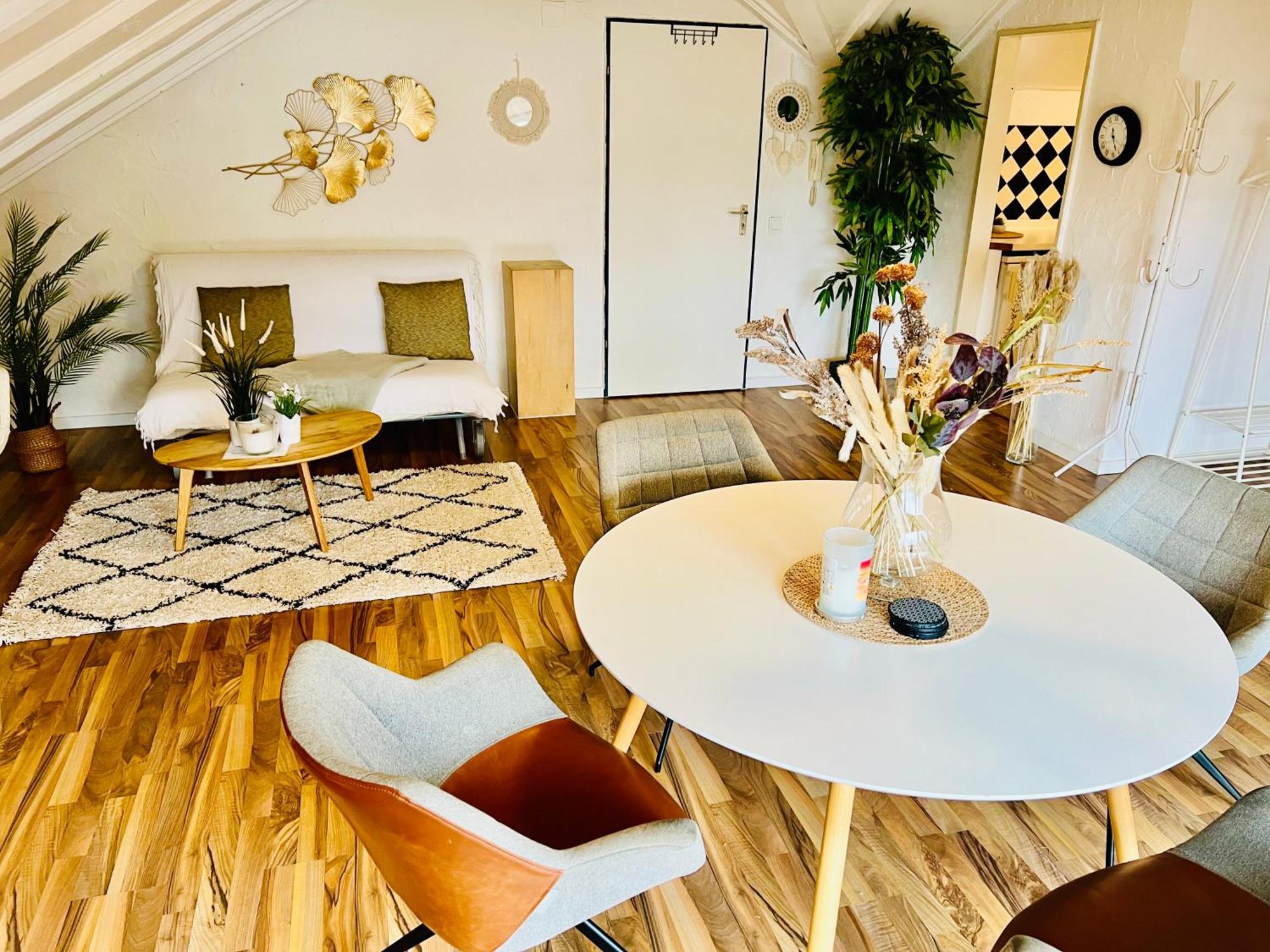 Grosse Dachgeschosswohnung Mit Kueche Und Badezimmer An Der Uniklinik Homburg Homburg  Bagian luar foto