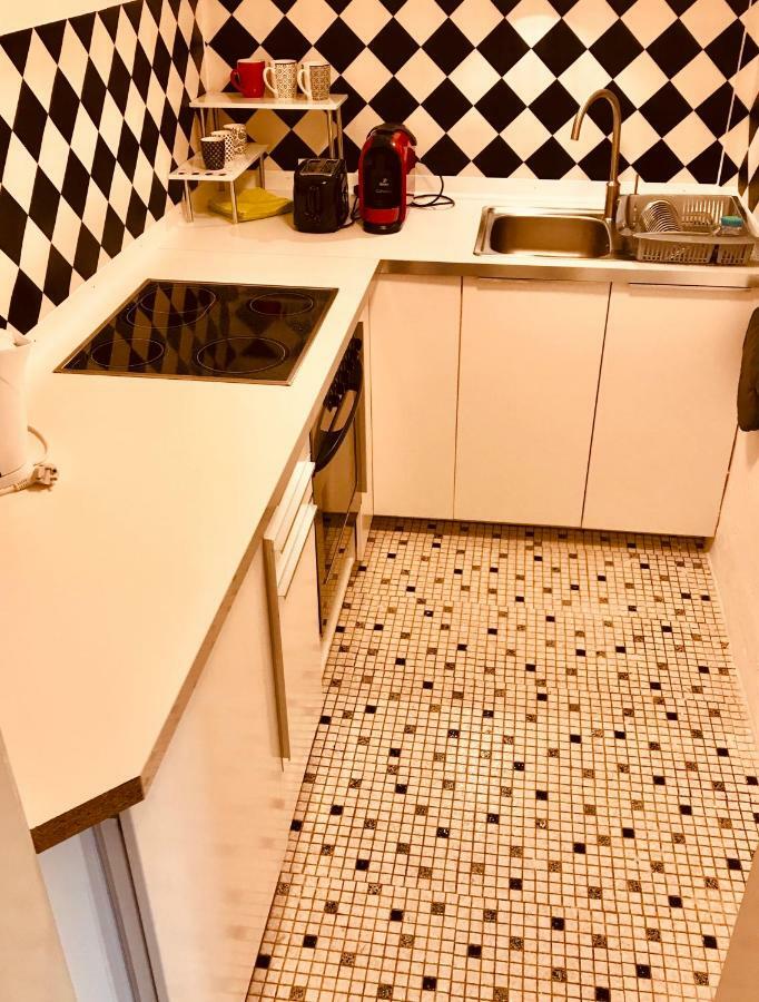 Grosse Dachgeschosswohnung Mit Kueche Und Badezimmer An Der Uniklinik Homburg Homburg  Bagian luar foto