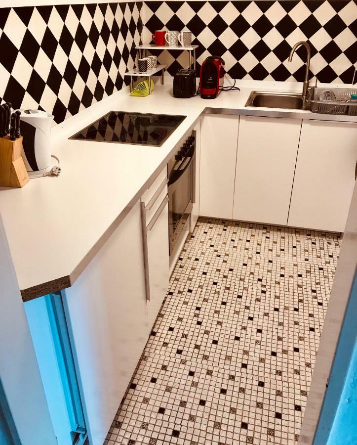 Grosse Dachgeschosswohnung Mit Kueche Und Badezimmer An Der Uniklinik Homburg Homburg  Bagian luar foto